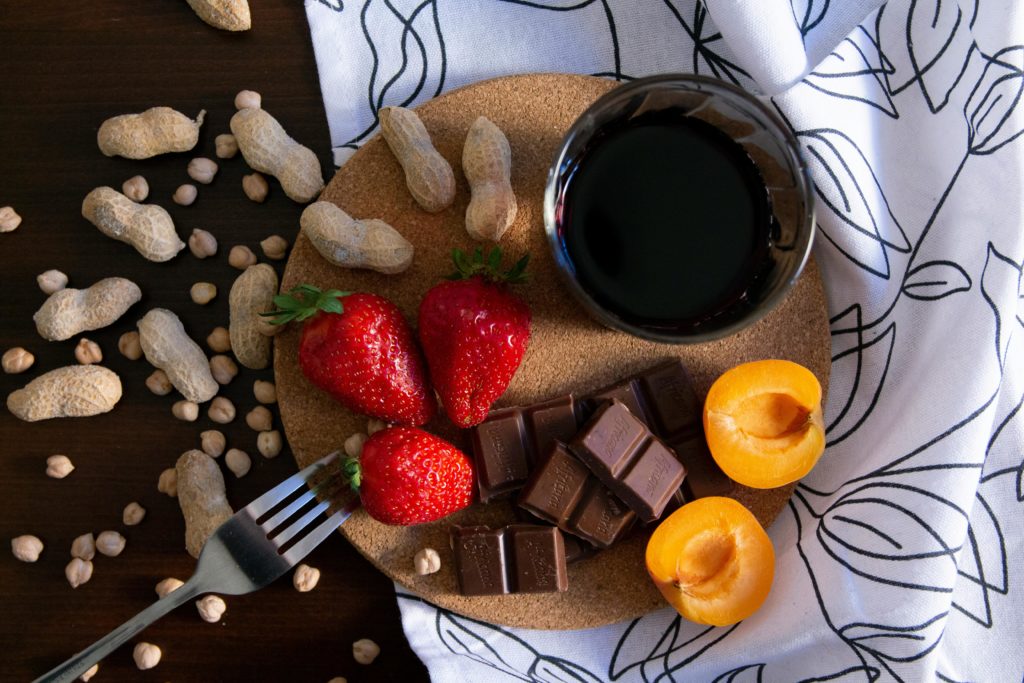 Premium-Verkostungsbrett mit Schokolade, Wein, Käse und frischen Früchten